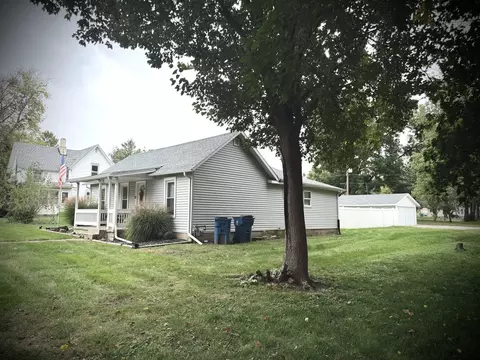103 High St, Colfax, IL 61728