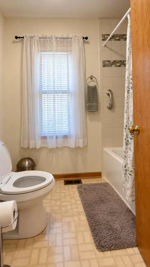 Bath - 2205 Jordan Ln, Elgin, IL 60123 photo 5 of 5