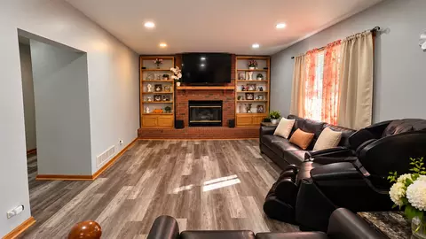 Living - 2205 Jordan Ln, Elgin, IL 60123 photo 3 of 3