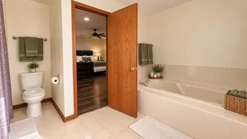 Bath - 2205 Jordan Ln, Elgin, IL 60123 photo 2 of 5