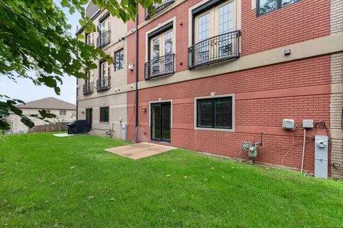 Exterior - 16 W530 Bluff Rd, Willowbrook, IL 60527 photo 3 of 3