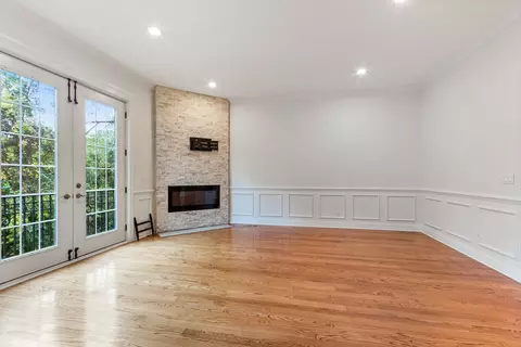 Living - 16 W530 Bluff Rd, Willowbrook, IL 60527 photo 2 of 4