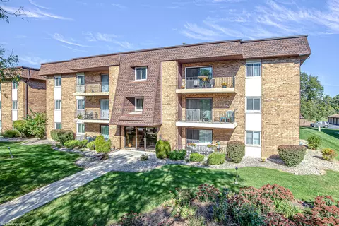 8916 W 140th St #1NW, Orland Park, IL 60462