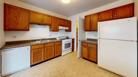Kitchen - 4730 Calvert Dr #B2, Rolling Meadows, IL 60008 photo 2 of 2