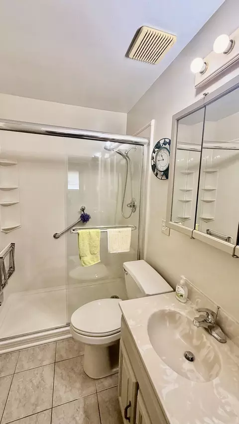 Bath - 1308 Short St, Centralia, IL 62801 photo 2 of 3
