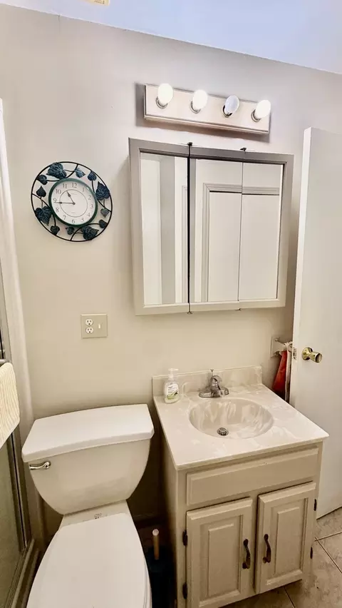 Bath - 1308 Short St, Centralia, IL 62801 photo 1 of 3