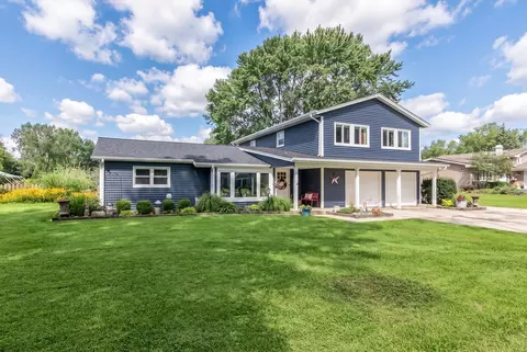1012 Martha St, Elk Grove Village, IL 60007
