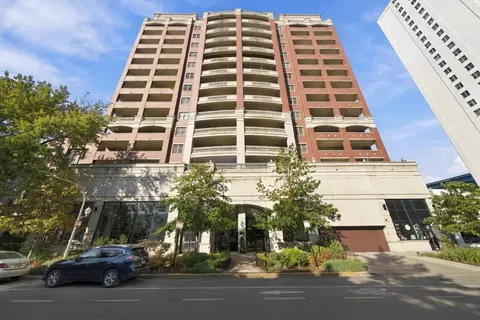 828 W Grace St #1206, Chicago, IL 60613