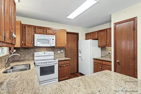 Kitchen - 13449 S Silverleaf Rd, Plainfield, IL 60544 photo 3 of 5