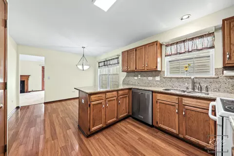 Kitchen - 13449 S Silverleaf Rd, Plainfield, IL 60544 photo 4 of 5