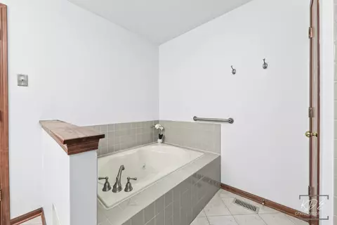 Bath - 13449 S Silverleaf Rd, Plainfield, IL 60544 photo 2 of 6