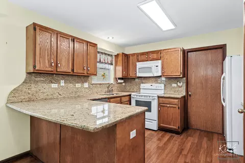 Kitchen - 13449 S Silverleaf Rd, Plainfield, IL 60544 photo 2 of 5