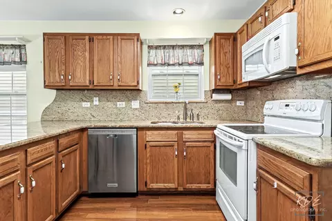 Kitchen - 13449 S Silverleaf Rd, Plainfield, IL 60544 photo 5 of 5