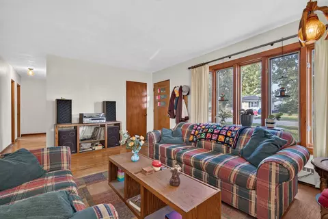 Living - 583 E 4th St, Lockport, IL 60441 photo 2 of 6