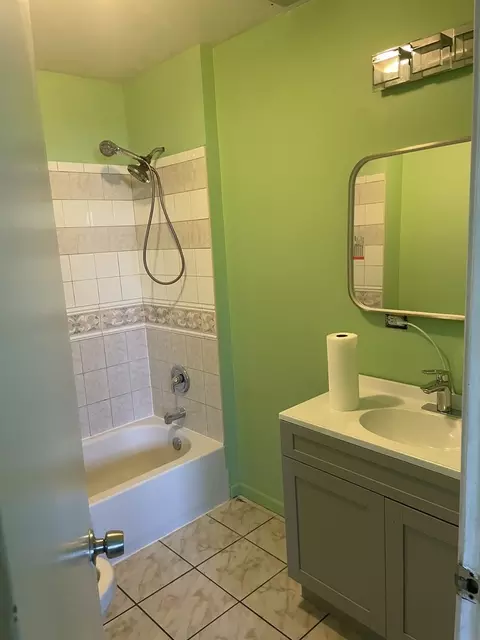 Bath - Undisclosed, Chicago, IL 60628 photo 1 of 2
