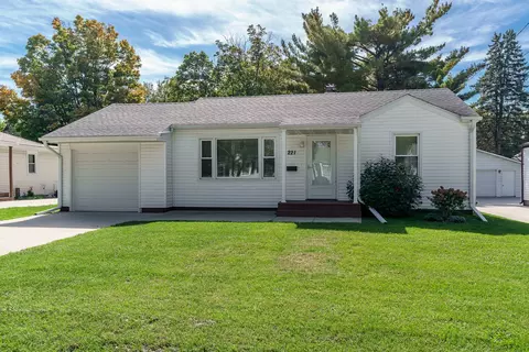 221 Merrill Ave, Loves Park, IL 61111