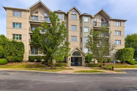 8505 Woodward Ave #202, Woodridge, IL 60517