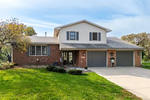 6005 Dodds Dr, Bettendorf, IA 52722