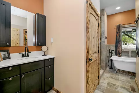 Bath - 507 N Secor St, Gilman, IL 60938 photo 2 of 5