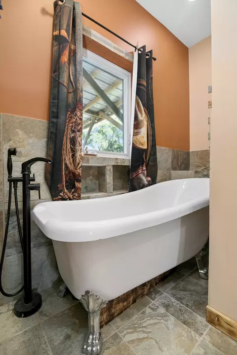 Bath - 507 N Secor St, Gilman, IL 60938 photo 4 of 5