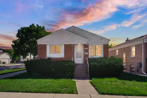 6557 N Troy St, Chicago, IL 60645