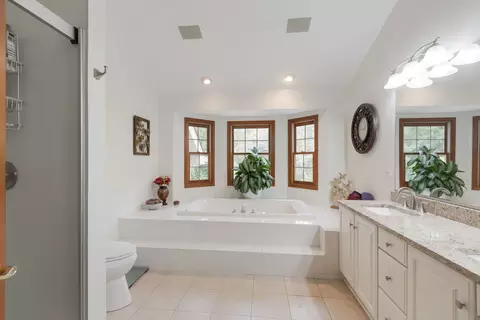 Bath - 2230 Buckthorn Dr, Algonquin, IL 60102 photo 2 of 4