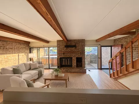 Living - 1206 Kenneth Cir #1206, Elgin, IL 60120 photo 2 of 4
