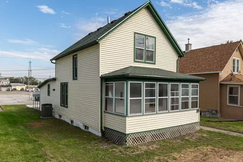 717 17th Ave, East Moline, IL 61244