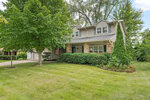 1223 Crow Creek Rd, Bettendorf, IA 52722