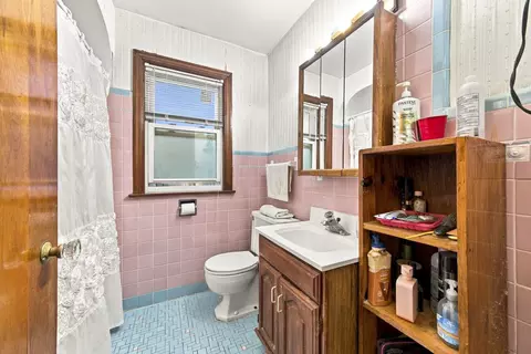 Bath - 2919 W Jerome St, Chicago, IL 60645 photo 1 of 2