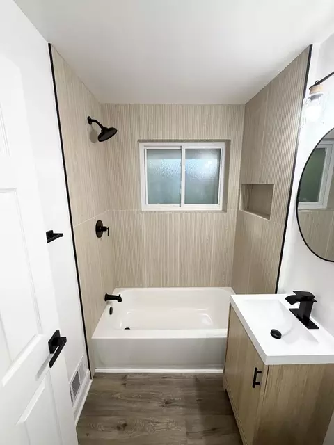 Bath - 143 E 119th St, Chicago, IL 60628 photo 2 of 5