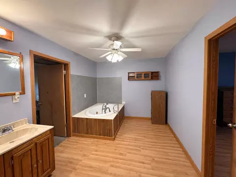 Bath - 828 Propes Rd, Iuka, IL 62849 photo 2 of 4
