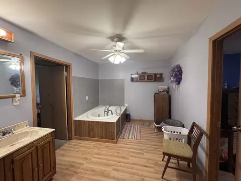 Bath - 828 Propes Rd, Iuka, IL 62849 photo 1 of 4