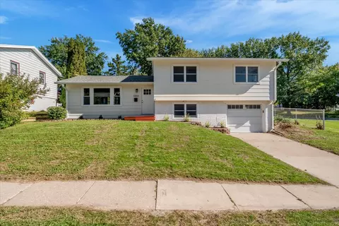 3303 S Hampton Dr, Bettendorf, IA 52722