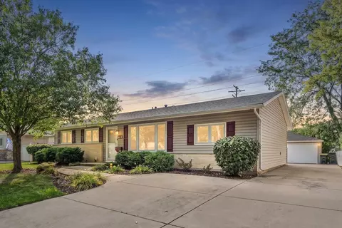 224 Redwood Ave, Elk Grove Village, IL 60007