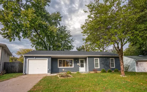 1430 Lakewood Dr, Bettendorf, IA 52722