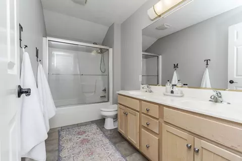 Bath - 10069 Wolf Hill Rd, Bloomington, IL 61705 photo 4 of 5