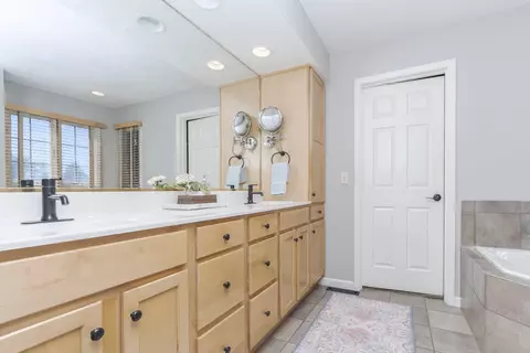 Bath - 10069 Wolf Hill Rd, Bloomington, IL 61705 photo 3 of 5