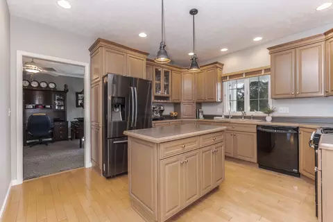 Kitchen - 10069 Wolf Hill Rd, Bloomington, IL 61705 photo 2 of 3