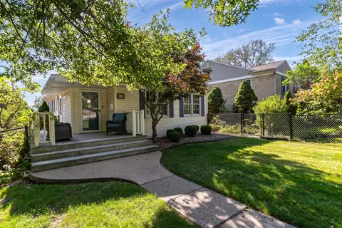 223 Custer Ter, Bettendorf, IA 52722
