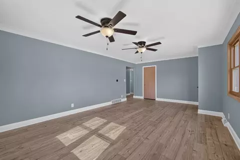 Living - 814 12th St, Silvis, IL 61282 photo 4 of 5