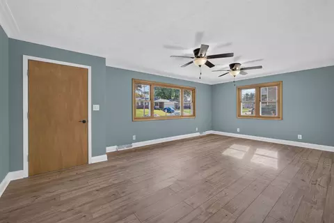 Living - 814 12th St, Silvis, IL 61282 photo 1 of 5