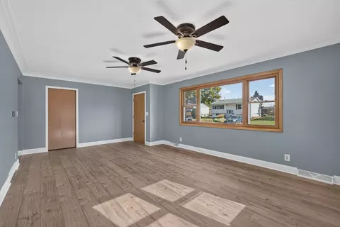 Living - 814 12th St, Silvis, IL 61282 photo 3 of 5