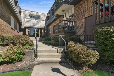 2300 W Talcott Rd #2B1, Park Ridge, IL 60068