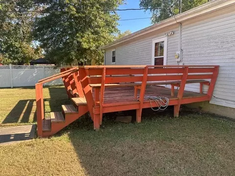 Exterior - 1107 E Ruth St, Benton, IL 62812 photo 7 of 7