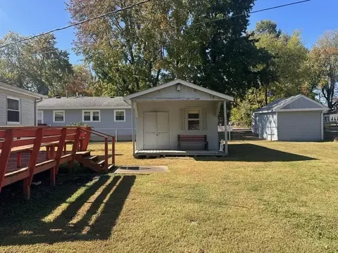 Exterior - 1107 E Ruth St, Benton, IL 62812 photo 5 of 7