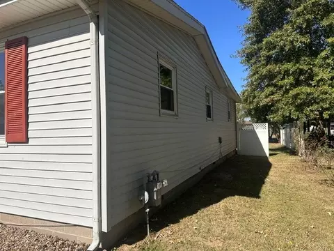 Exterior - 1107 E Ruth St, Benton, IL 62812 photo 3 of 7
