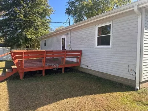 Exterior - 1107 E Ruth St, Benton, IL 62812 photo 6 of 7