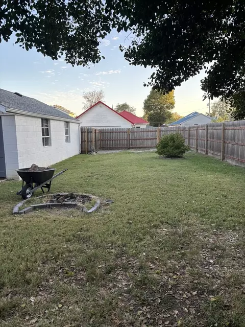 Exterior - 526 E Smith St, Benton, IL 62812 photo 3 of 3