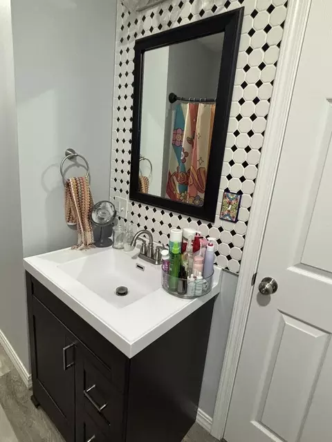 Bath - 526 E Smith St, Benton, IL 62812 photo 2 of 3